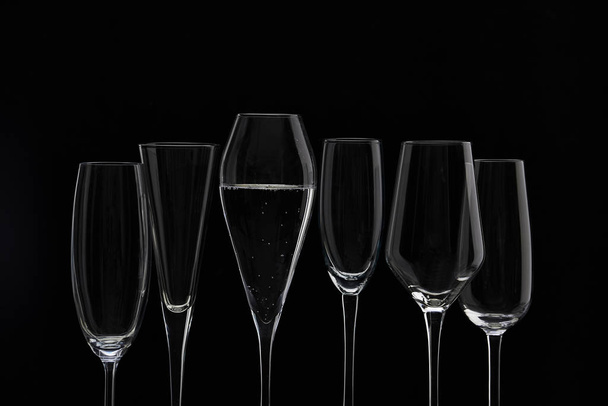 Szemüveg pezsgő fekete alapon - Fotó, kép