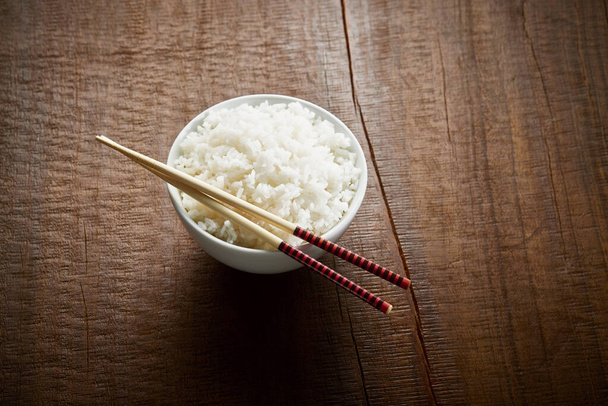 Cuenco de arroz con el apoyo de hashi - Foto, Imagen
