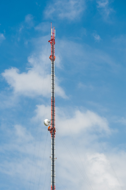 Wieża wspinacz i pracy na wieży komórkowej systemu. - Zdjęcie, obraz