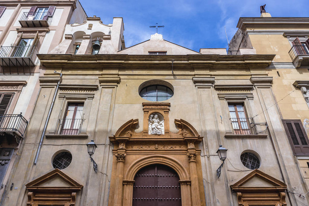 パレルモ旧市街のマドンナ・デル・ソコルソ・ローマ・カトリック教会の正面図、イタリアのシチリア島 - 写真・画像