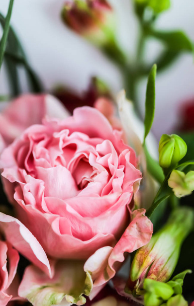 Botanical concept, wedding invitation card - Soft focus, abstract floral background, pink rose flower. Macro flowers backdrop for holiday brand design - Fotoğraf, Görsel