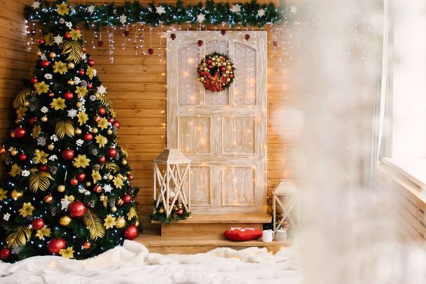 L'arredamento di Natale e Anno nuovo. Bella facciata decorata con ghirlande di abete rosso, messa a fuoco selettiva
 - Foto, immagini