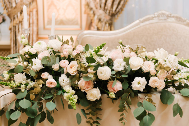 Květiny ve zlaté váze na luxusním svátečním stole - Fotografie, Obrázek