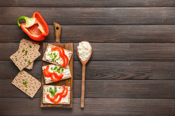 Pane croccante con gustosa crema di formaggio e verdure sul tavolo
 - Foto, immagini