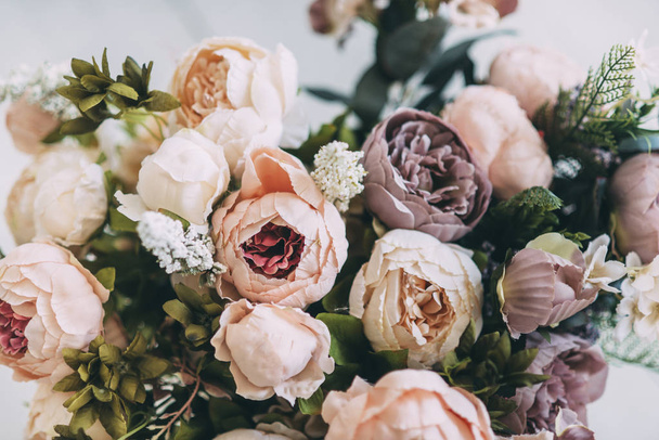 gyönyörű bézs lila rózsaszín vörös rózsa virágok, csokor zöld levelek közelkép - Fotó, kép