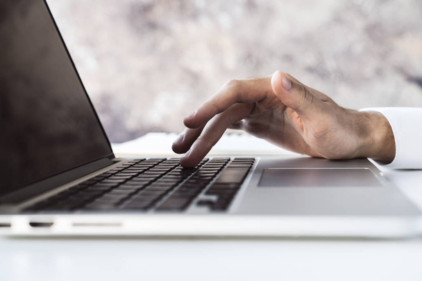 Mužské ruce psaní na klávesnici notebooku ve slunné kanceláři, obchodní a technologické koncepce. Zavřít - Fotografie, Obrázek