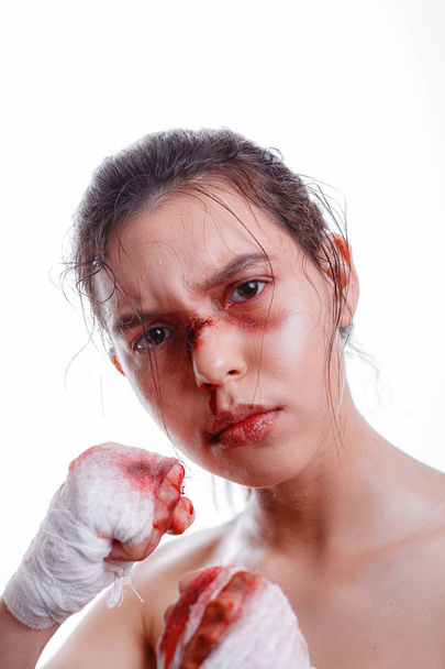 Yüzünde morluklar olan genç bir kadın aile içi şiddetin kurbanı. Yumruklarında kanlı bandajlarla dövüşmeye hazır kadın dövüşçü. Bağımsızlık fikri, feminizm ve haklarını savunmak. Dövüş Kulübü - Fotoğraf, Görsel