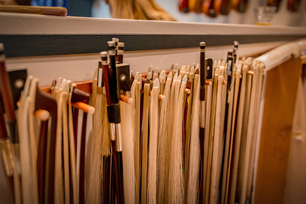 Многие скрипичные бантики висят в мастерской по ремонту скрипки
 - Фото, изображение