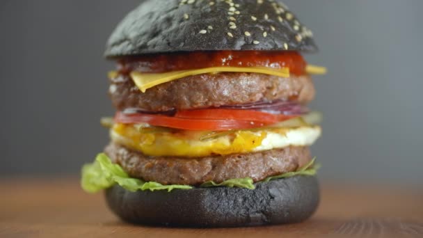 Truthahn-Burger mit Champignons und Pilzsoße auf schwarzem Steintablett. - Filmmaterial, Video