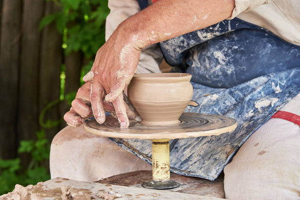 Potter tvoří vázu z hlíny na hrnčířském kole - Fotografie, Obrázek