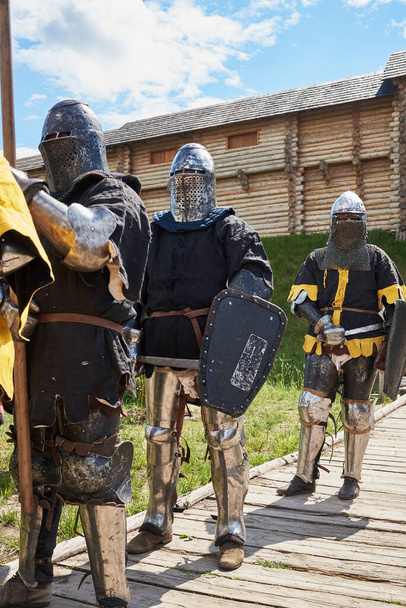 Armadura de participantes en la competición por la Batalla Medieval
 - Foto, Imagen