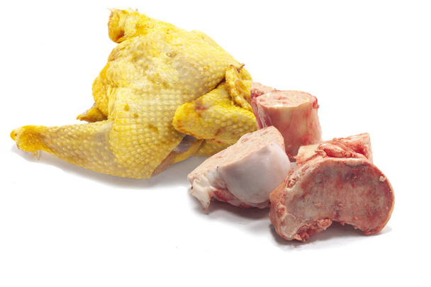鶏ガラの半分と牛の骨髄肉汁付きの骨 - 写真・画像