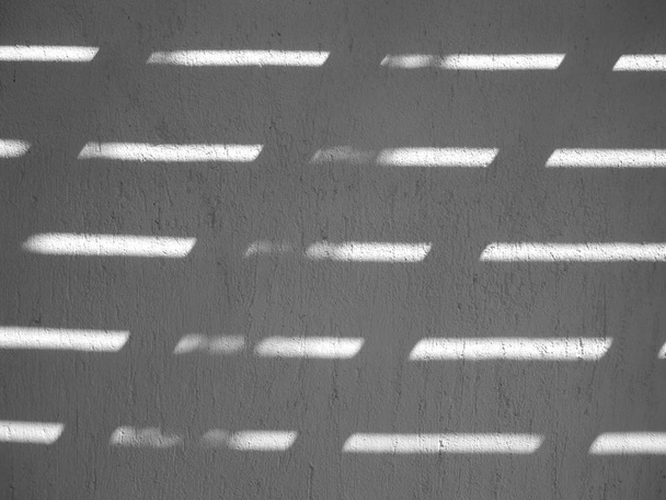 Schatten an der Wand in Form von sich kreuzenden Streifen, Hintergrund - Foto, Bild
