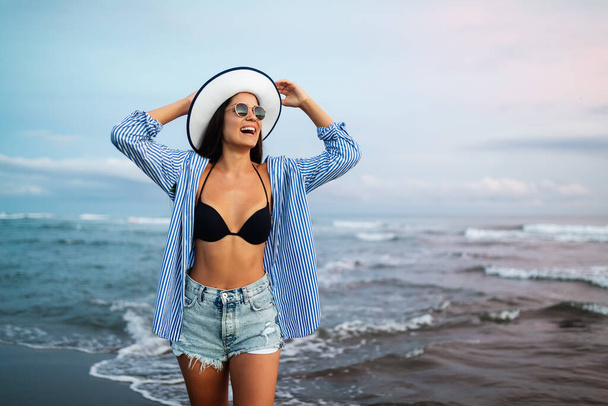 Belle femme sur la plage pendant les vacances d'été
 - Photo, image