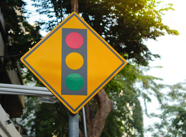 A jelzőtábla figyelmeztet a jelzőlámpákra. Közlekedési jelzőoszlop a város biztonságáért.  - Fotó, kép