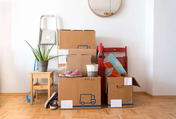 Move. Cardboard boxes, cleaning stuff and things for moving into a new home   - Foto, imagen