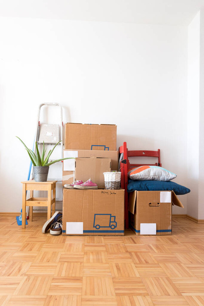 Pohyb. Lepenkové krabice, čistící prostředky a věci pro stěhování do nového domova   - Fotografie, Obrázek