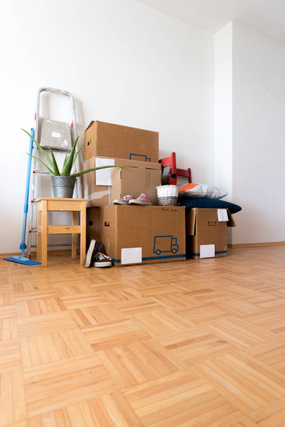 Рухайтеся. Картонні коробки, прибирання речей і речей для переїзду в новий будинок
   - Фото, зображення