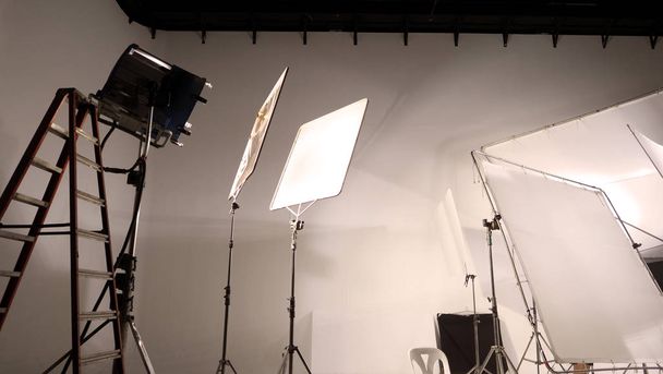 Iso studio LED jatkaa valaistus valokuva ja video ammunta tuotannon jalusta, joka on erittäin vahva ja tehokas yli 1000 wattia ja kevyt asennus ovat softbox tai läpikuultava paperi pehmeämpiä kuvia
. - Valokuva, kuva