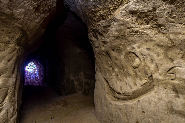A découvert quelques anciens tunnels de la Seconde Guerre mondiale en Haute-Souabe auprès des agriculteurs et des civils
. - Photo, image