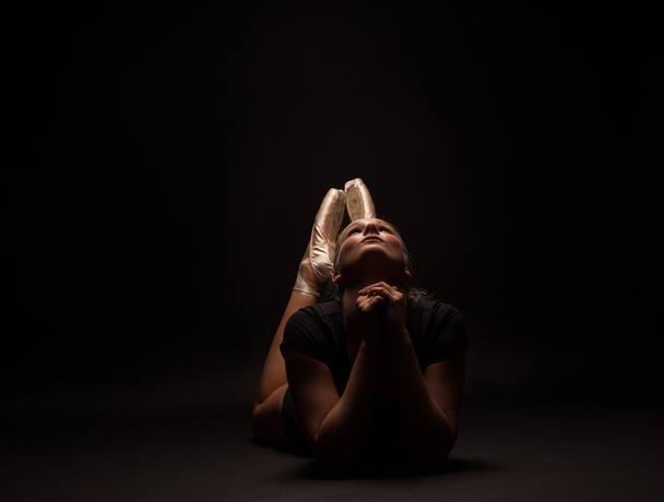 Portrait sombre atmosphérique d'une ballerine
 - Photo, image