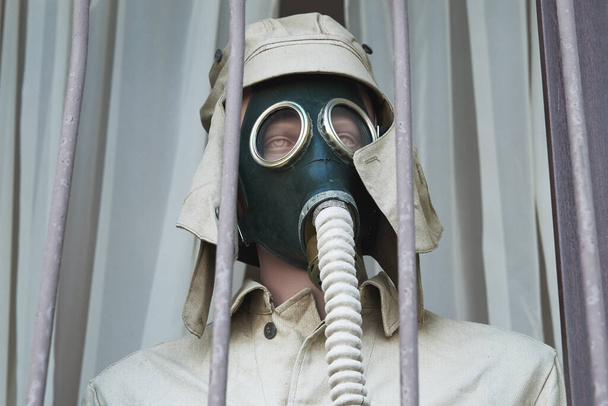 Sur le mannequin un masque à gaz civil de l'URSS appelé "Eléphant vert"
" - Photo, image