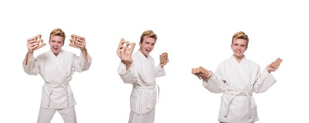 Legrační karate muž lámání cihel izolovaných na bílém - Fotografie, Obrázek