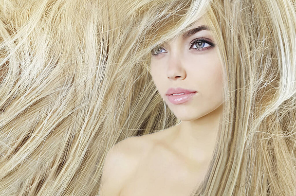 schöne Mädchen luxuriöse Haare lang - Foto, Bild