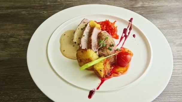 slow zoom in at sliced fried meat and grilled vegetables rotates on plate - Záběry, video