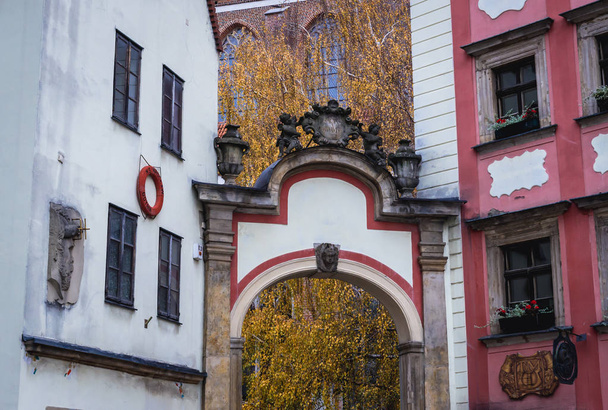 Antiguas casas de pueblo características llamadas Hansel y Gretel en la parte histórica de la ciudad de Wroclaw en Polonia
 - Foto, Imagen