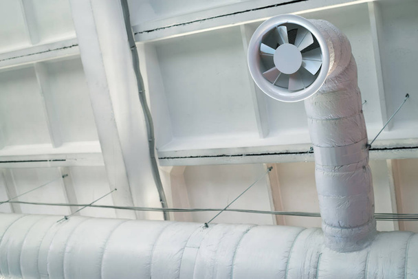 Витяжний вентилятор системи вентиляції на бетонній стелі промислового будинку. Вибірковий фокус
. - Фото, зображення
