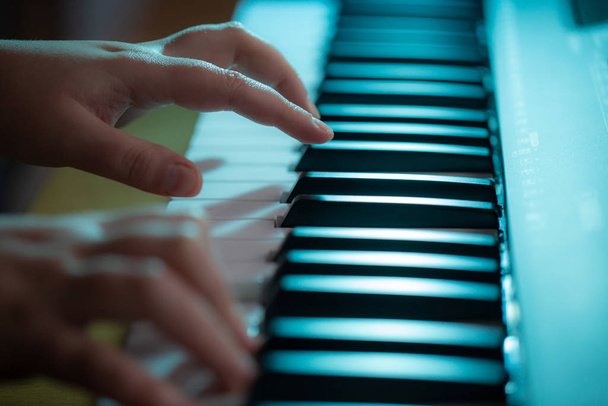 Κοντινό πλάνο της νεαρής γυναίκας χέρια παίζει στο πιάνο, έννοια όργανο - Φωτογραφία, εικόνα