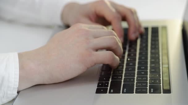 Primer plano de las manos de un hombre de negocios escribiendo en un portátil. Los dedos presionan las teclas del portátil
. - Metraje, vídeo