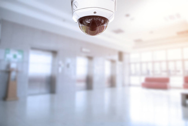Kamera CCTV z biurowcem drzwi windy w nowoczesnym budynku. - Zdjęcie, obraz