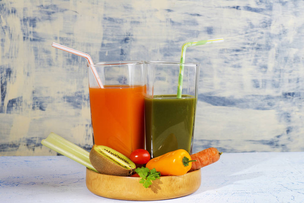 Gemüsefrucht-Smoothie im Glas mit Zutaten auf dem Tisch - Foto, Bild