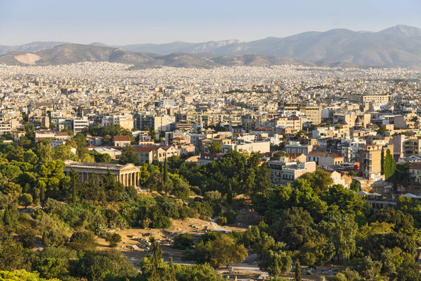 Widok na Ateny z Akropolu. Słynne miejsca w Atenach - stolica Grecji. Starożytne zabytki. - Zdjęcie, obraz
