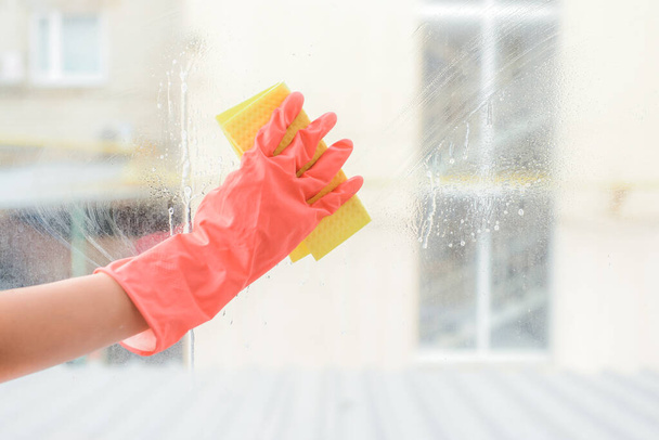 Hausmeister putzt Fenster in Wohnung - Foto, Bild