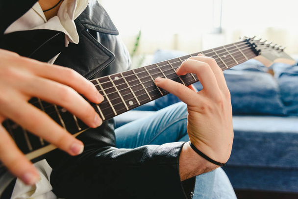 エレク トリック ギター、教師の和音を再生する指を配置する方法を指導. - 写真・画像