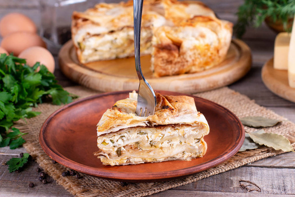 Вкусное слоеное тесто, спанакопита, соленая греческая начинка из сыра
 - Фото, изображение