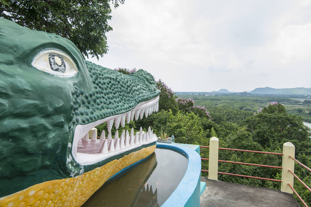 Crocodile Temple lub Chao Mae Tubtim Thong Sanktuarium w pobliżu miasta Pranburi na Golf Tajlandii na południe od miasta Hua Hin w Tajlandii. Tajlandia, Hua Hin, listopad 2019 - Zdjęcie, obraz