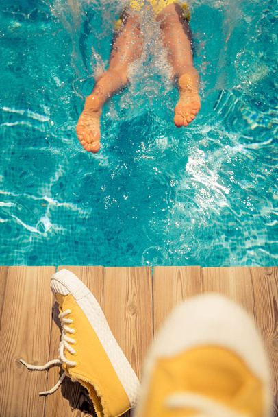 Žena se baví na letních prázdninách. Osoba skákající v bazénu. Aktivní koncept zdravého životního stylu. Jarní prázdniny! - Fotografie, Obrázek