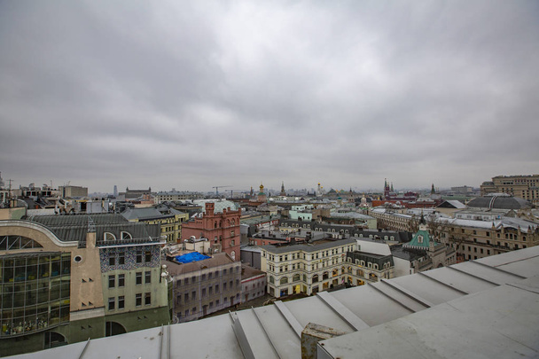 Москва, Россия - 2 марта 2020 года: Городской пейзаж в пасмурную погоду с смотровой площадки Детского Всемирного торгового центра
 - Фото, изображение