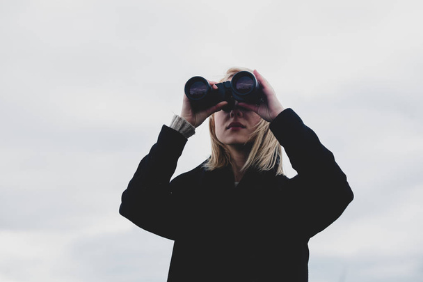 Mujer de estilo con prismáticos al aire libre
  - Foto, Imagen