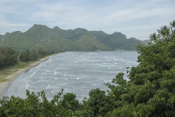 wybrzeża i plaży Laem Sala Beach w Khao Sam Roi Yot Nationalpark na Golf Tajlandii na południe od miasta Hua Hin w Tajlandii. Tajlandia, Hua Hin, listopad 2019 - Zdjęcie, obraz