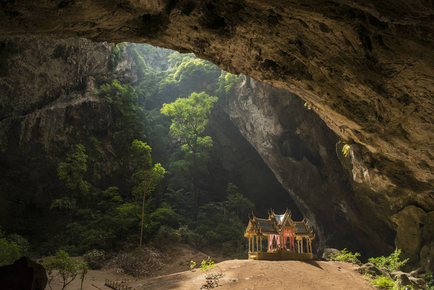 Павільйон Кхуа Кхаруехат з печери Там Фрая Накхон і Хат Лаем Сала в Національному парку Хао Сем Рой Йот на Гольф Таїланду на південь від міста Хуа Хін Таїланд. Таїланд, Хуа Хін, листопад 2019 року. - Фото, зображення