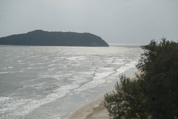 Laem Sala tengerpartja és strandja a Khao Sam Roi Yot Nemzeti Parkban a Thaiföldi Golf déli részén Hua Hin városa Thaiföldön. Thaiföld, Hua Hin, 2019. november - Fotó, kép