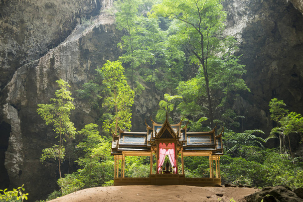 o Khua Kharuehat pavillion da Caverna Tham Phraya Nakhon e Hat Laem Sala no Khao Sam Roi Yot Nationalpark no Golf da Tailândia ao sul da cidade de Hua Hin, na Tailândia. Tailândia, Hua Hin, novembro de 2019
 - Foto, Imagem