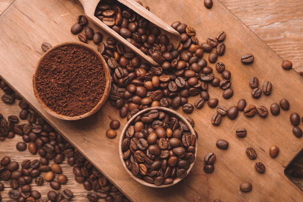 Состав из кофейных зерен на деревянном фоне
 - Фото, изображение