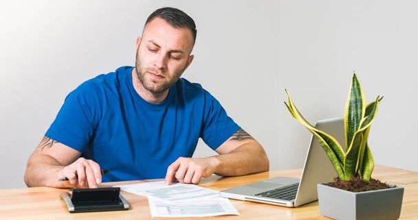 Person filling US tax form - Foto, immagini