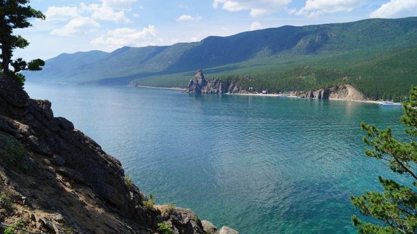 Piękne skaliste brzegi jeziora Bajkał, Rosja - Zdjęcie, obraz